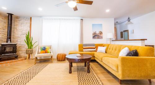 O zonă de relaxare la Joshua Tree West Casa - Hot Tub, Stargazing Dome, King Bed, Level 2 EV