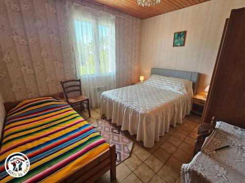 une chambre avec un lit et une fenêtre dans l'établissement Gîte familial avec jardin privé et barbecue près de La Barre-de-Monts - FR-1-426-104, à La Barre-de-Monts