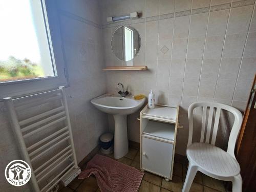 une petite salle de bain avec un lavabo et un miroir dans l'établissement Gîte familial avec jardin privé et barbecue près de La Barre-de-Monts - FR-1-426-104, à La Barre-de-Monts