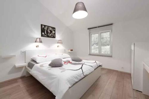 1 dormitorio blanco con 1 cama grande con sábanas blancas en Holiday home in Rijeka 49910, en Rijeka