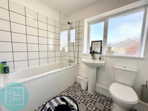 Koupelna v ubytování Stylish 3-Bedroom St Helens Home with Parking & Wi-Fi