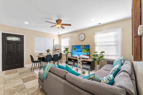 Una sala de estar con un sofá y un comedor. en Entire Private 3-BR Ranch-Style with Backyard, Crib, King Bed, and Free Parking, Available Now, en San Diego