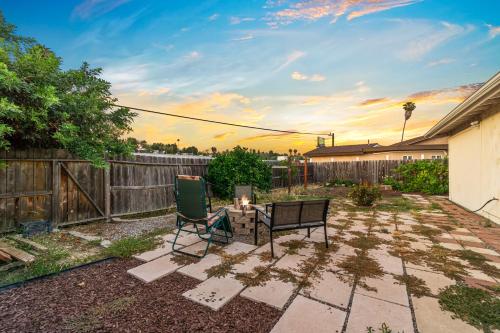 un patio trasero con 2 sillas y una hoguera en Entire Private 3-BR Ranch-Style with Backyard, Crib, King Bed, and Free Parking, Available Now, en San Diego