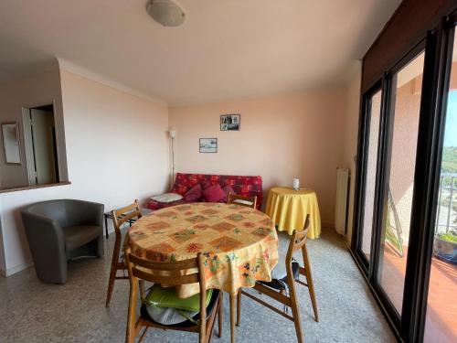 une pièce avec une table, des chaises et un canapé dans l'établissement T3 avec loggia, parking couvert, proche plage - FR-1-309-62, à Banyuls-sur-Mer
