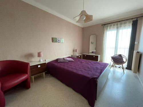 - une chambre avec un lit violet et une chaise dans l'établissement T3 avec loggia, parking couvert, proche plage - FR-1-309-62, à Banyuls-sur-Mer