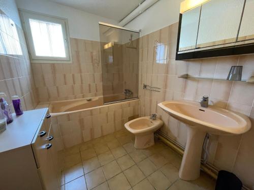 une salle de bain avec un lavabo, des toilettes et une baignoire dans l'établissement Appartement rénové T2 à Banyuls, climatisé, terrasse, parking, proche crique et thalasso - FR-1-309-235, à Banyuls-sur-Mer