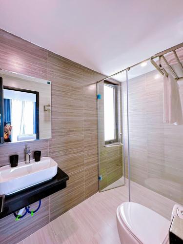 une salle de bain avec lavabo et douche dans l'établissement Chuỗi Villa Tuần Châu 8 Ngủ - Bể bơi riêng - sân vườn - BBQ, à Hạ Long