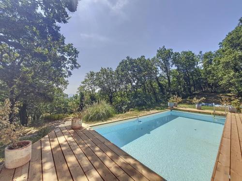 - une piscine installée au-dessus d'une terrasse en bois dans l'établissement Location Villa Haut de Gamme à Fayence : Piscine, Lac, Golf, Forêt, Vignobles, 5 Chambres - FR-1-779-8, à Mons