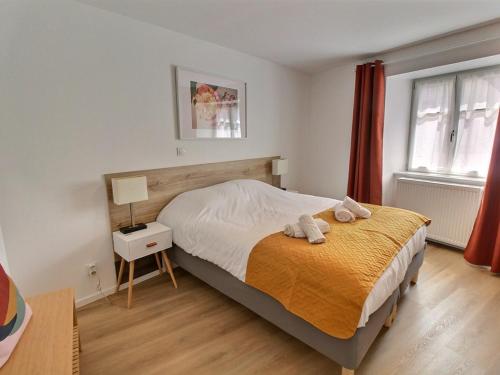 une chambre avec un lit avec deux serviettes dessus dans l'établissement Gîte Alsacien pour 4 pers. rénové avec goût au cœur du vignoble, route des Vins, Gueberschwihr. - FR-1-722-9, à Gueberschwihr