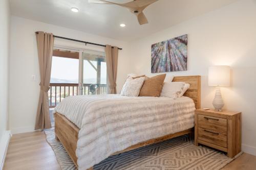 Postel nebo postele na pokoji v ubytování Modern Suite with Panoramic Views