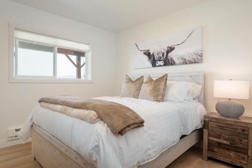 1 dormitorio con 1 cama con una foto de una vaca en la pared en Philipsburg Suite! Views, Ski, Hike, Fish!, en Philipsburg