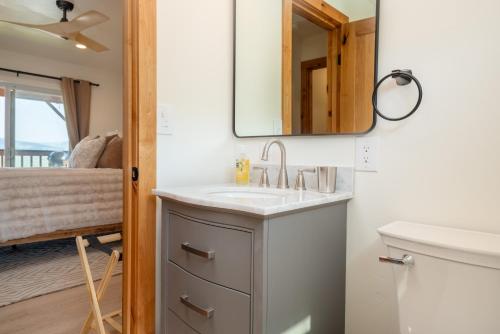 un baño con lavabo y espejo en Philipsburg Suite! Views, Ski, Hike, Fish!, en Philipsburg