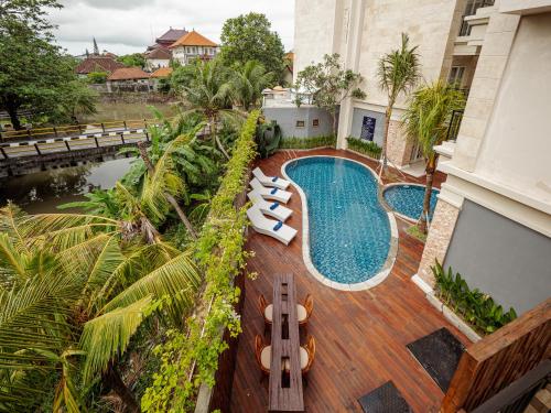 Bazén v ubytování Alron Hotel Kuta nebo v jeho okolí