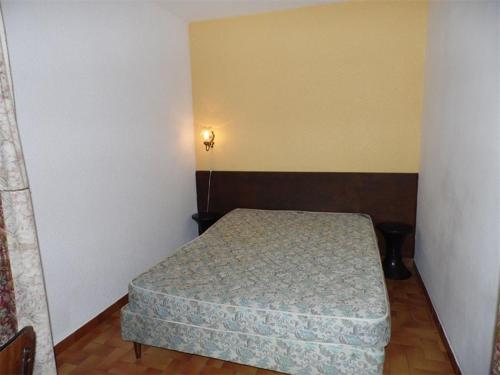 une petite chambre avec un lit dans une pièce dans l'établissement Appartement 2 pièces, 4 couchages, loggia et parking privé - Marseillan - FR-1-326-677, à Le Castellas
