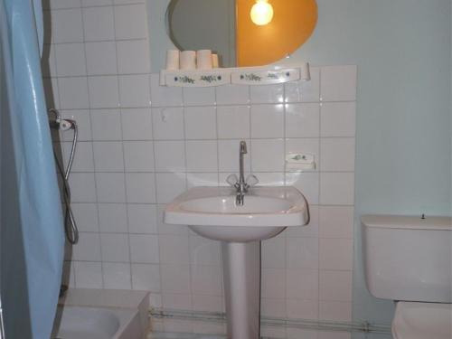 une salle de bain blanche avec un lavabo et des toilettes dans l'établissement Appartement 2 pièces, 4 couchages, loggia et parking privé - Marseillan - FR-1-326-677, à Le Castellas