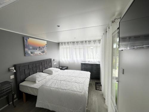 Postel nebo postele na pokoji v ubytování Cottage Luxe 3 Chambres, Jacuzzi, Piscine et Parking à 12 km des Sables d'Olonne - FR-1-197-608