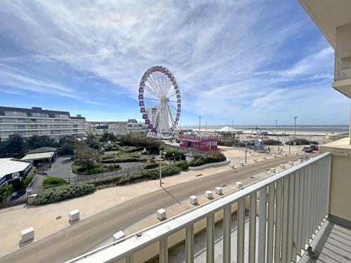 une grande roue dans un parc à côté d'une plage dans l'établissement Appartement lumineux à 2 min de la plage avec balcon - FR-1-646-75, à Berck-sur-Mer