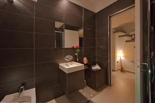 łazienka z umywalką i lustrem w obiekcie Zenthe Small Luxury B&B w mieście Brindisi