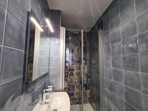 a bathroom with a sink and a mirror at Chambre cosy avec lit double et salle d'eau privative - Petit-déjeuner inclus - FR-1-591-603 in Châteauroux