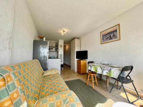 un salon avec un canapé et une table dans l'établissement Studio lumineux avec cabine, parking privé, près de la plage - FR-1-338-590, à Sète