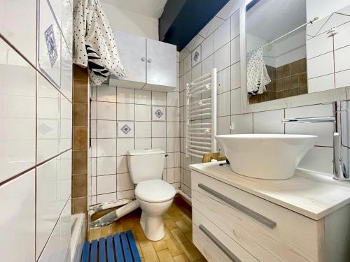 une salle de bain blanche avec des toilettes et un lavabo dans l'établissement Studio lumineux avec cabine, parking privé, près de la plage - FR-1-338-590, à Sète