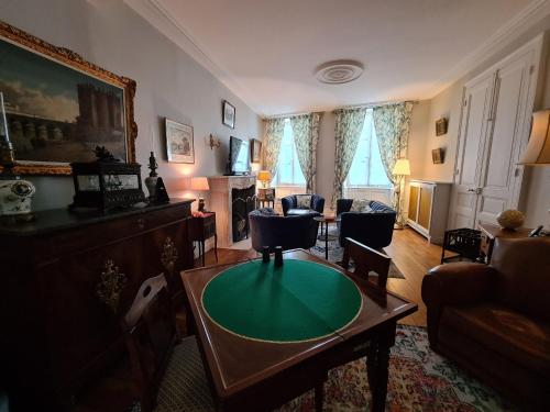 un salon avec une table et des chaises dans l'établissement Chambre cosy avec lit double et salle d'eau privative - Petit-déjeuner inclus - FR-1-591-603, à Châteauroux