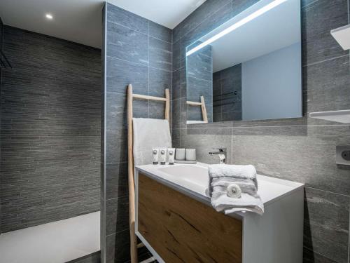 un bagno con lavandino e specchio di Appartement 6 pers - Courchevel Village - Centre station - Pistes à deux pas - SPA inclus - FR-1-631-200 a Courchevel