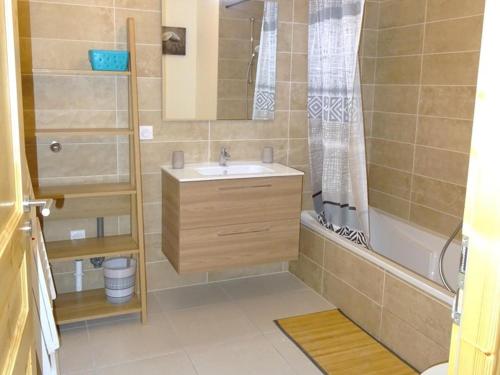 une petite salle de bain avec un lavabo et une douche dans l'établissement Appartement neuf 42m² au pied des pistes, 1 ch, balcon, casier à skis - FR-1-573-131, à Saint-Jean-dʼAulps