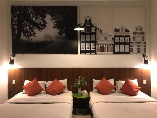 棉兰Vosstel Guest House的墙上有两张照片的房间