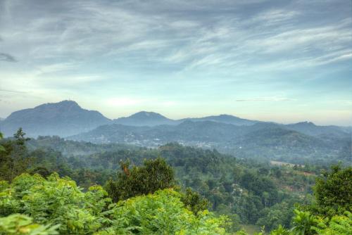 a view of a valley with mountains in the distance at Rose Hill Bungalow in Gampola