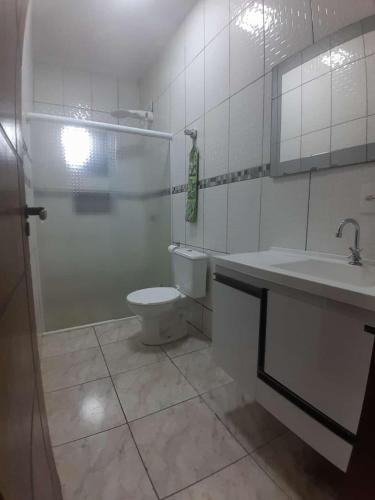 a bathroom with a toilet and a sink and a shower at sitio sonho verde in Serra Negra