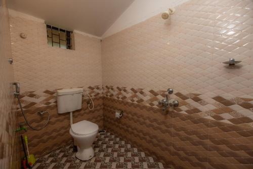 un baño con inodoro y ducha en Chandrakant house River View Studio for 3 on Talpona, en Magdāl