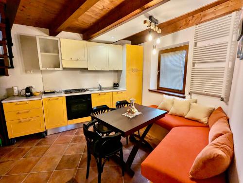 Dapur atau dapur kecil di Cozy Home Salt - La Casetta