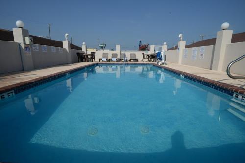 a large swimming pool on top of a building at Port Isla Inn in Port Isabel