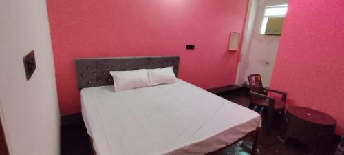Postel nebo postele na pokoji v ubytování FLAMINGO Inn