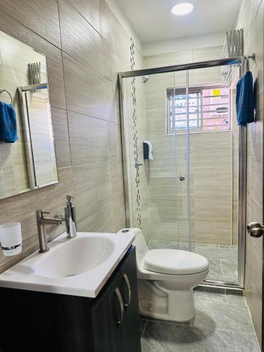 une salle de bain avec toilettes, lavabo et douche dans l'établissement Apartamento Central La Candelaria Medellín, à Medellín