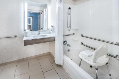 Koupelna v ubytování Holiday Inn Express - Colorado Springs - First & Main by IHG