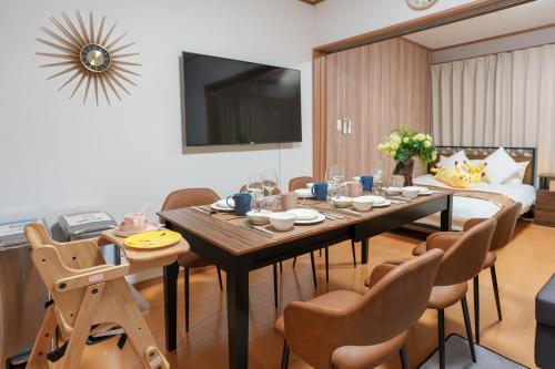 a dining room with a table and chairs and a bed at Room 201 - Itabashi Minamicho - Diamond Yu in Tokyo