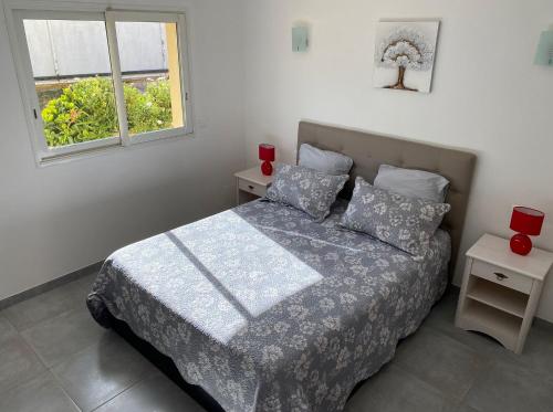 une chambre avec un lit avec deux bougies rouges dessus dans l'établissement Les arbousiers de Murateddu, à Porto-Vecchio