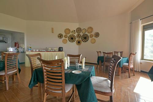 a dining room with a table and chairs at Lake George View Golf Resort in Kahendero