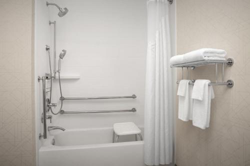 Ванная комната в Holiday Inn Express & Suites by IHG Chambersburg by IHG