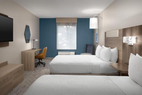 Кровать или кровати в номере Holiday Inn Express & Suites by IHG Chambersburg by IHG