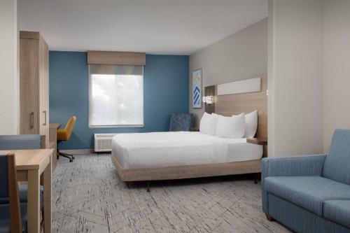 Кровать или кровати в номере Holiday Inn Express & Suites by IHG Chambersburg by IHG
