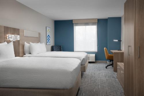 Кровать или кровати в номере Holiday Inn Express & Suites by IHG Chambersburg by IHG