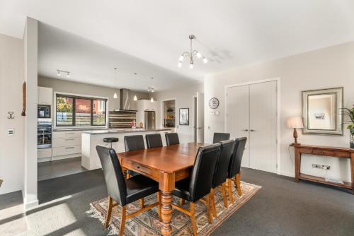 Кухня или мини-кухня в Frankton Arm Vista - Queenstown Holiday Home
