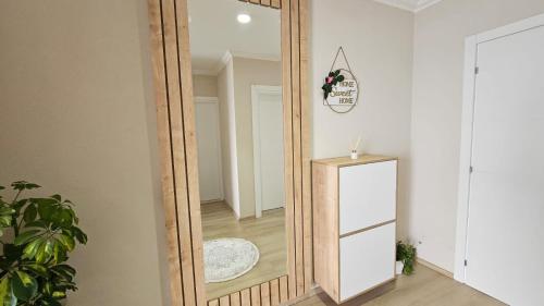 Un espejo grande en una habitación con marco de madera. en Shiroka's Special Guest 1, en Široka