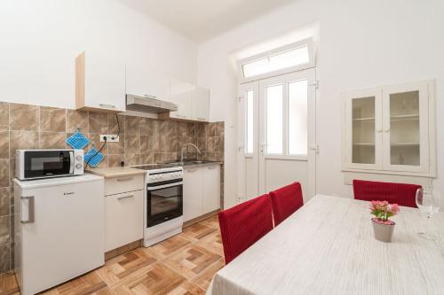 Bronzan Apartment