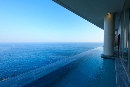 热海热海后乐园酒店(Atami Korakuen Hotel)的从建筑物上看到的海景