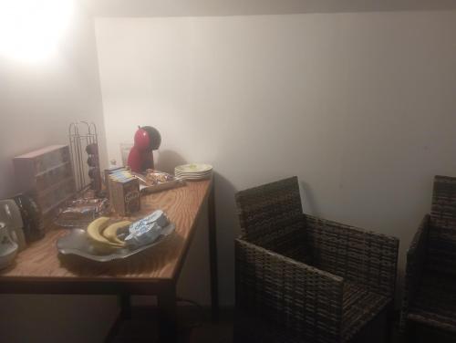 d'une table en bois avec des bananes. dans l'établissement Chambre d'hôtes king size Plage Piscine Spa, à Valras-Plage