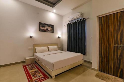 Postel nebo postele na pokoji v ubytování Hotel S R INN